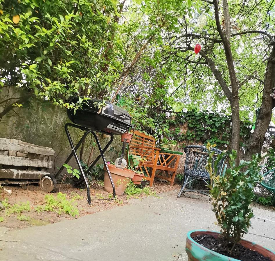 Flat In Historic Villa With Your Own Private Garden, Near City Park بودابست المظهر الخارجي الصورة